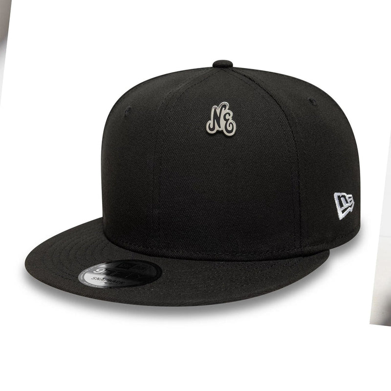 New Era Script Black Pin Badge 'Silver'